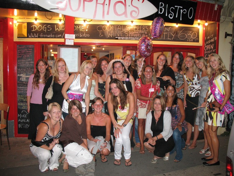 Bedford Hen Night Limo Hire
